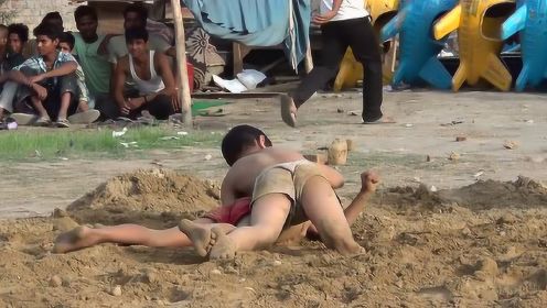 两小孩赤身沙地摔跤 小男孩上演锁喉降服