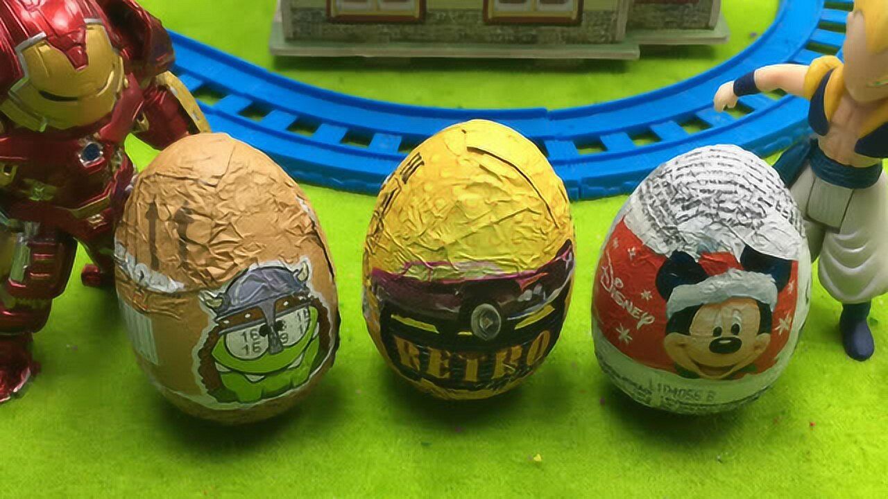 《玩具》哆啦盒子玩具乐园 超级赛亚人与钢铁侠一起拆巧克力奇趣蛋