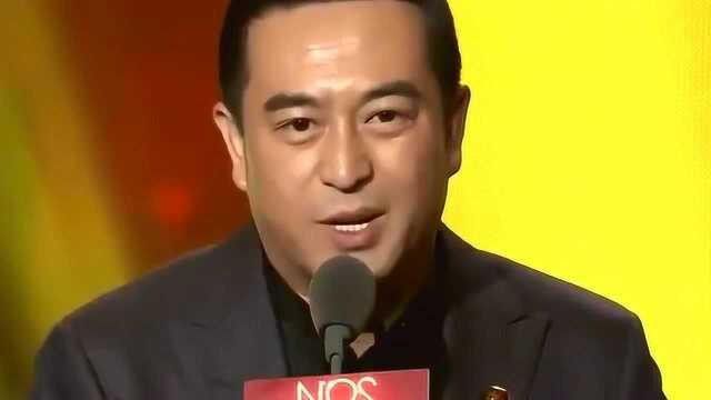 张嘉译上台领奖走路姿势帅炸天关晓彤在台下笑开花