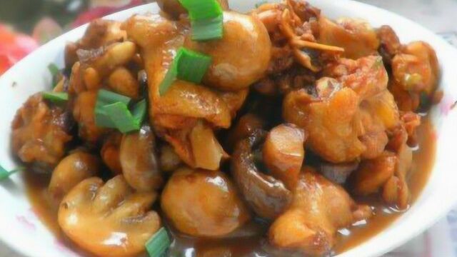 整道菜品颜色红亮,汁儿浓味厚"口蘑烧鸡块"的做法3