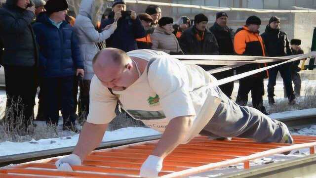 俄罗斯一大汉拉动六节火车车厢 重512吨!