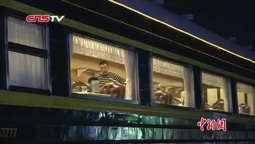 绿皮火车变身餐厅“开”上哈尔滨街头