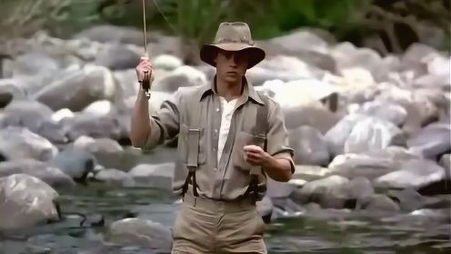 布拉德皮特搏击溪流中的超大鲑鱼！