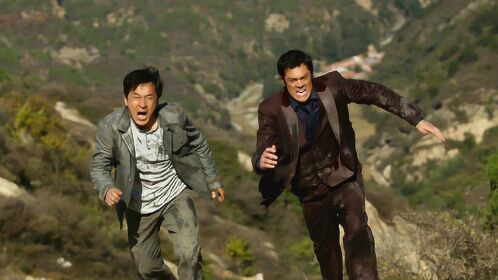 成龙大哥双手被绑上演凌波微步,绝命大逃亡