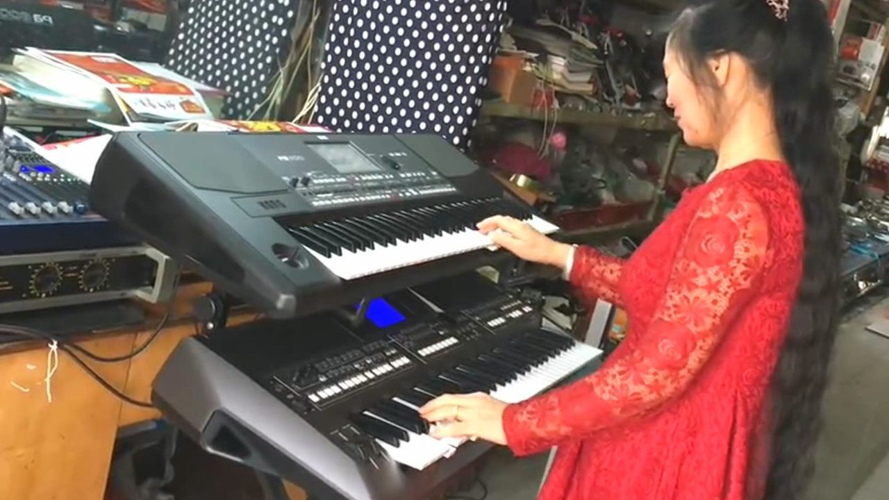 高手美女大姐用双电子琴演奏外婆的澎湖湾旋律太优美了