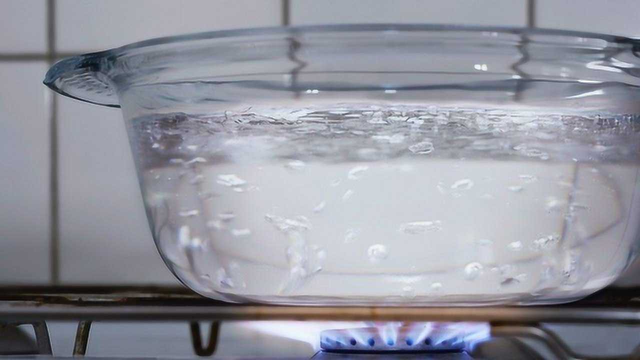 滚烫的开水迅速变冷却,用这一招瞬间就变凉!