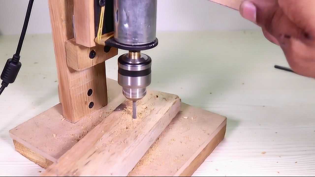 牛人自制一个小型台钻功能实用学会了能省不少钱