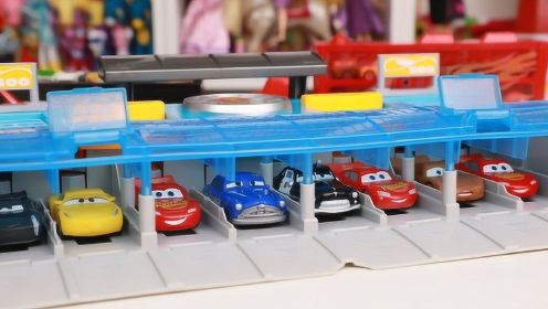 赛车总动员超级发射收纳盒玩具分享 八辆赛车同时出发