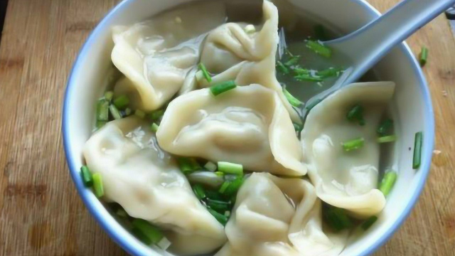 煮饺子是冷水下锅还是热水下锅,教你一个小妙招,饺子煮不破
