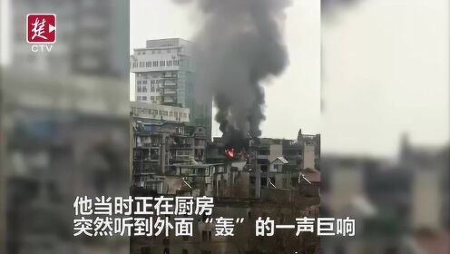 武汉一宿舍内发生火灾 消防官兵迅速出动灭火