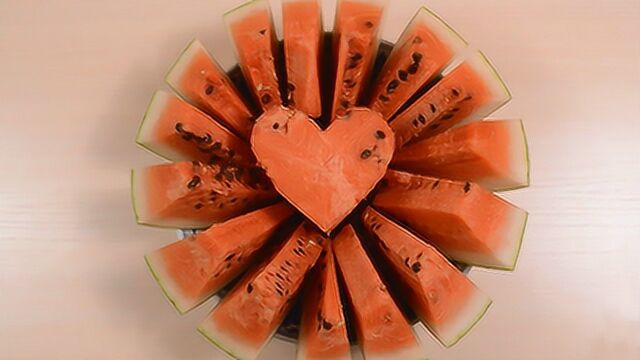 西瓜的切法,教你怎样切一个心形西瓜,赶快试试吧