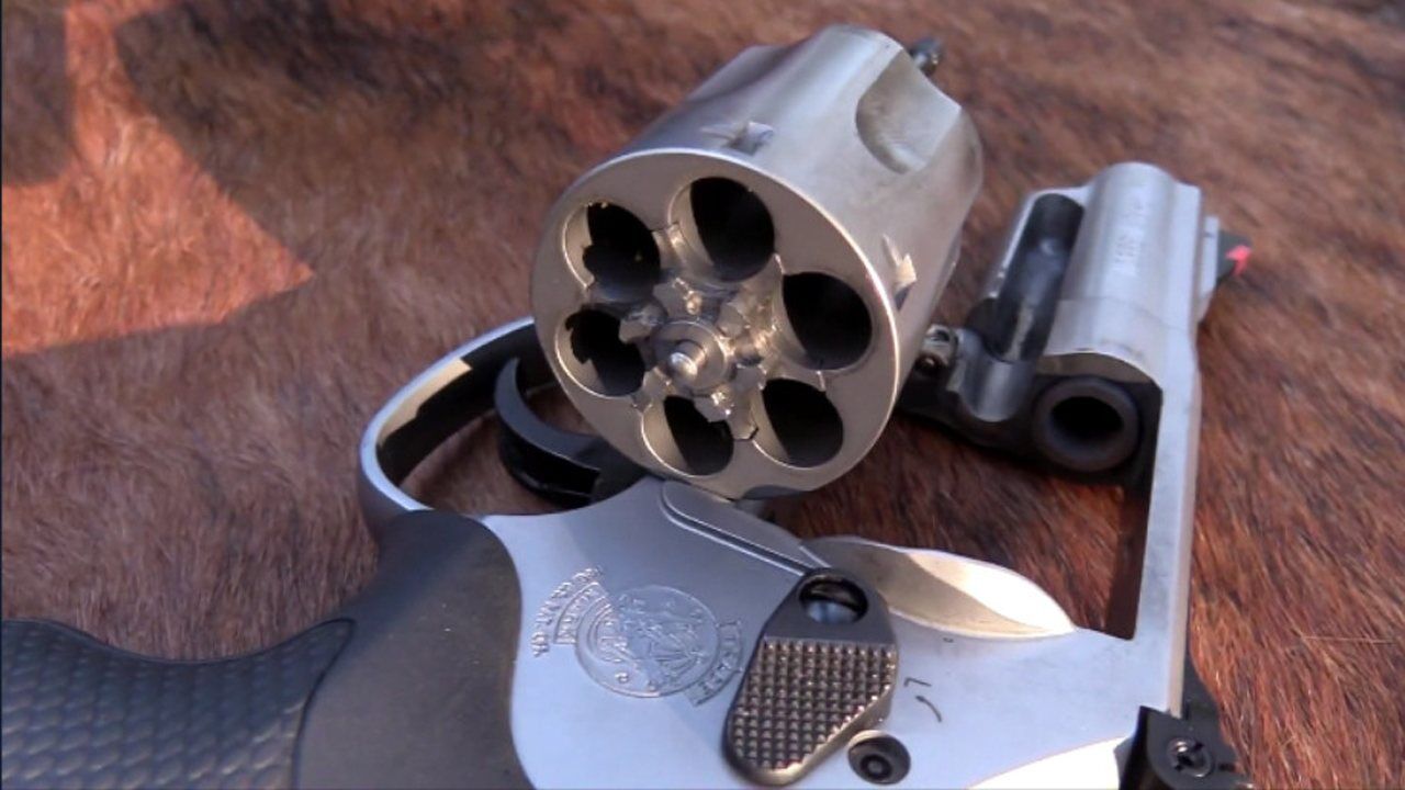 史密斯-韦森m66左轮手枪靶场射击测试,论枪法我就服这个老头!