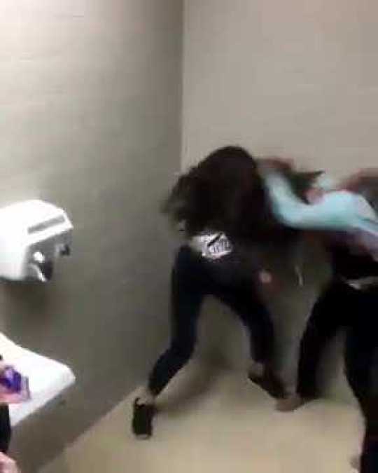 实拍美国高中生美女厕所内打架原来抓头发和挠是女人的两大法宝
