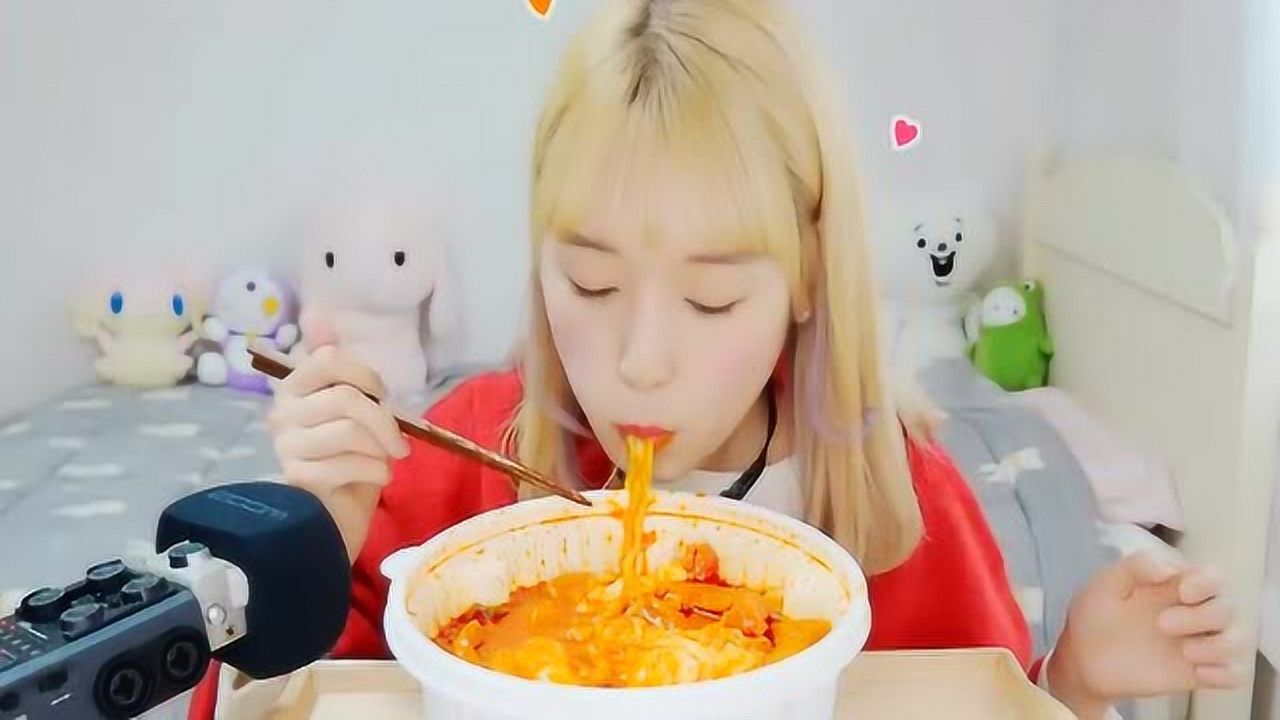 韩国美女吃芝士泡面,大口塞嘴里,吃的一干二净_腾讯视频