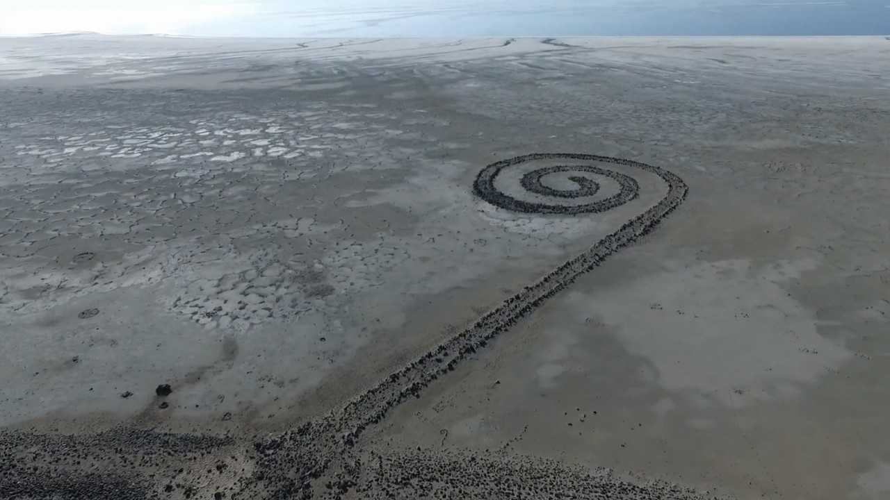 螺旋形的防波堤犹如星云旋涡游客不断古老而震撼