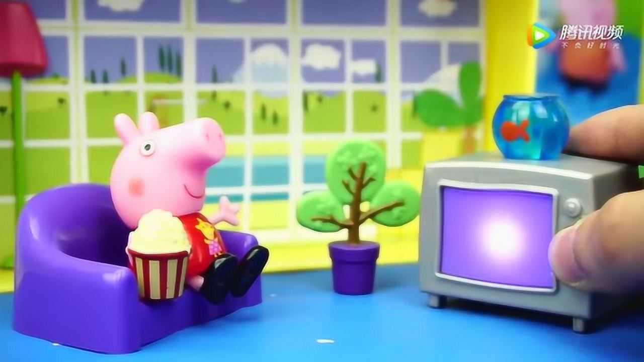 小猪佩奇一边吃着爆米花一边看电视益智早教儿童玩具