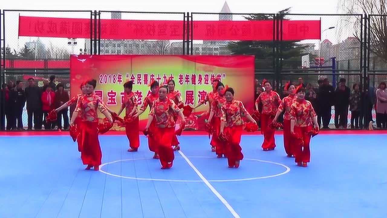 宝桦广场舞福门开好运来12人变队形手绢舞太好看了
