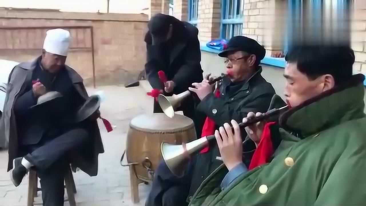 农村葬礼敲锣打鼓非常热闹