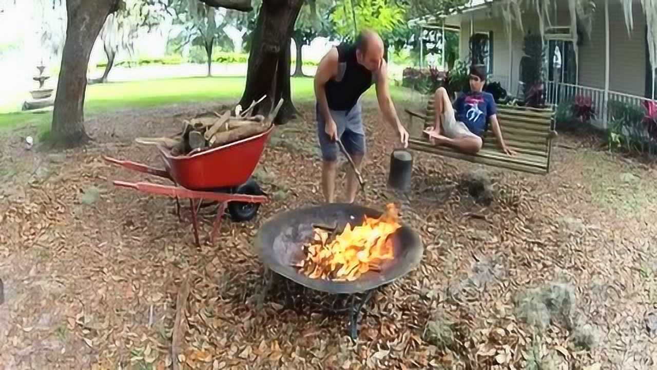 看完终于明白用铁桶干馏木炭的原理,以后回农村自己烧制木炭