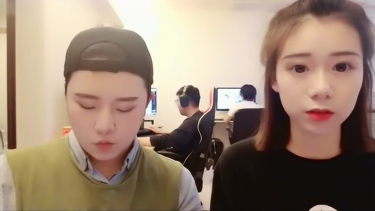 可爱网红女主播在刘杀鸡直播间献唱旋转的木马真好听