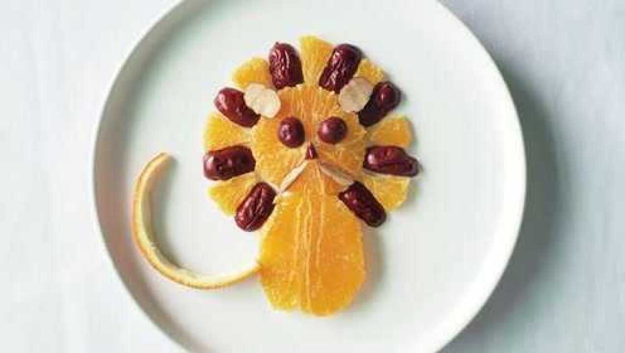 橙子香蕉制作水果拼盘随时招待客人吃到流口水