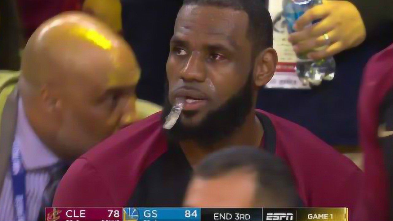 眼角充血格林这一下把詹姆斯眼睛戳出了痕迹