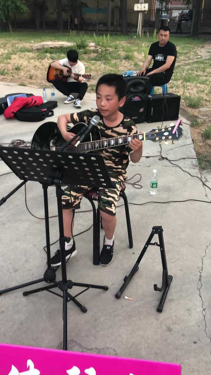 小学生弹吉他真的很帅