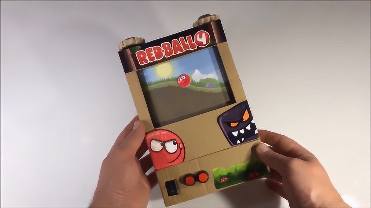 牛人用纸板diy的迷你游戏机玩起来还挺有创意的