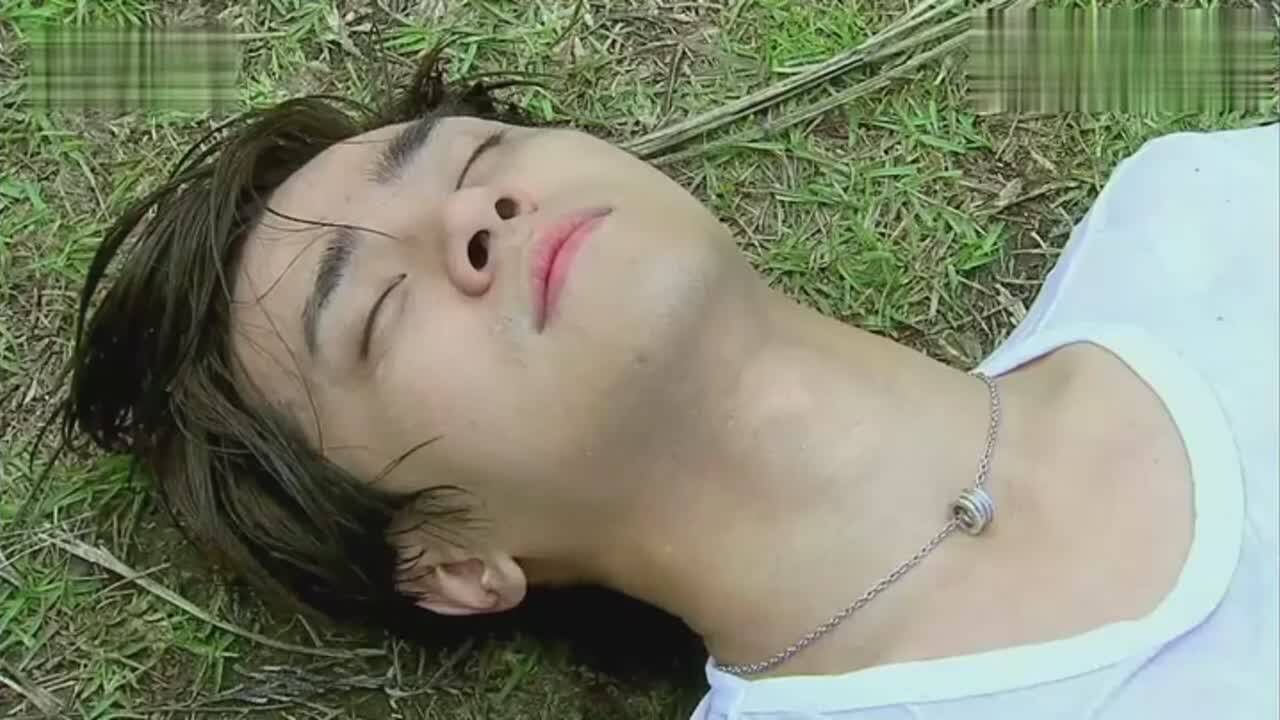 溺水帅哥被救,醒来发现是男的在给他做"人工呼吸",瞬间傻眼了