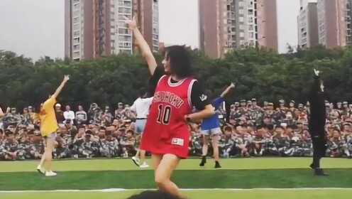 学姐军训跳101主题曲，短发妹子笑起来真好看！ - 腾讯视频