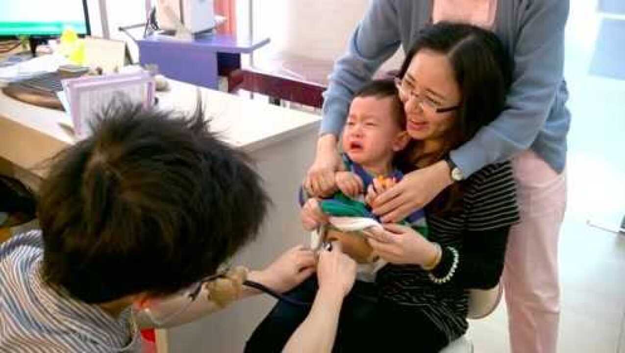 可爱小宝宝在医院检查被吓得狂哭不止，一看这孩子就经常打针！_腾讯视频