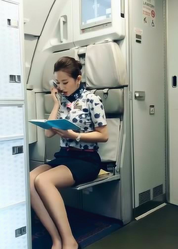 偶遇飞机上空姐广播,声音很好听!太陶醉了