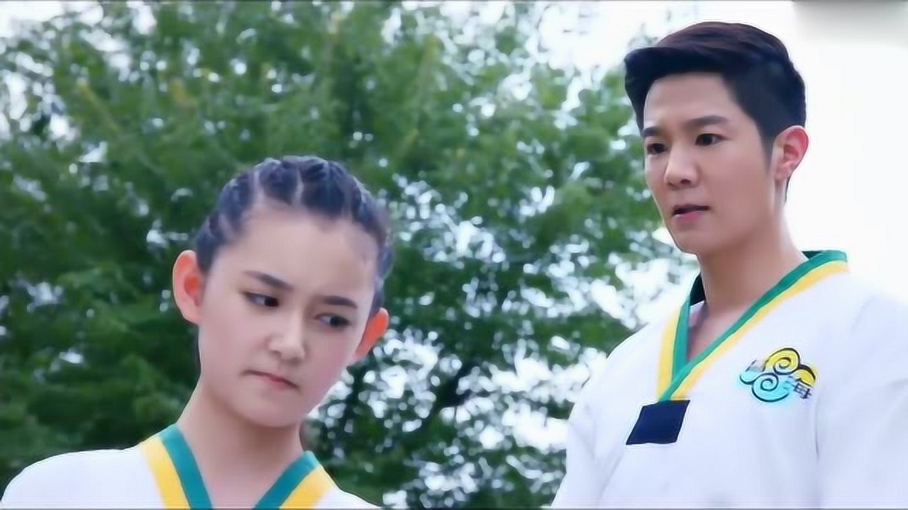 旋风少女:金敏珠跪在地上被大师兄教训,就属谭松韵笑的最开心