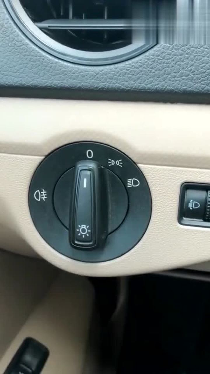 原来大众捷达车的雾灯是这样开启的,看完视频我终于明白了!