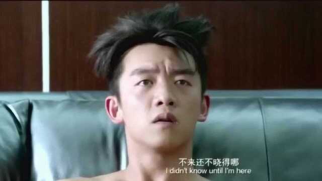 帅哥睡觉有人挠他脚心,却不料是丈母娘来了,弄的他一脸懵