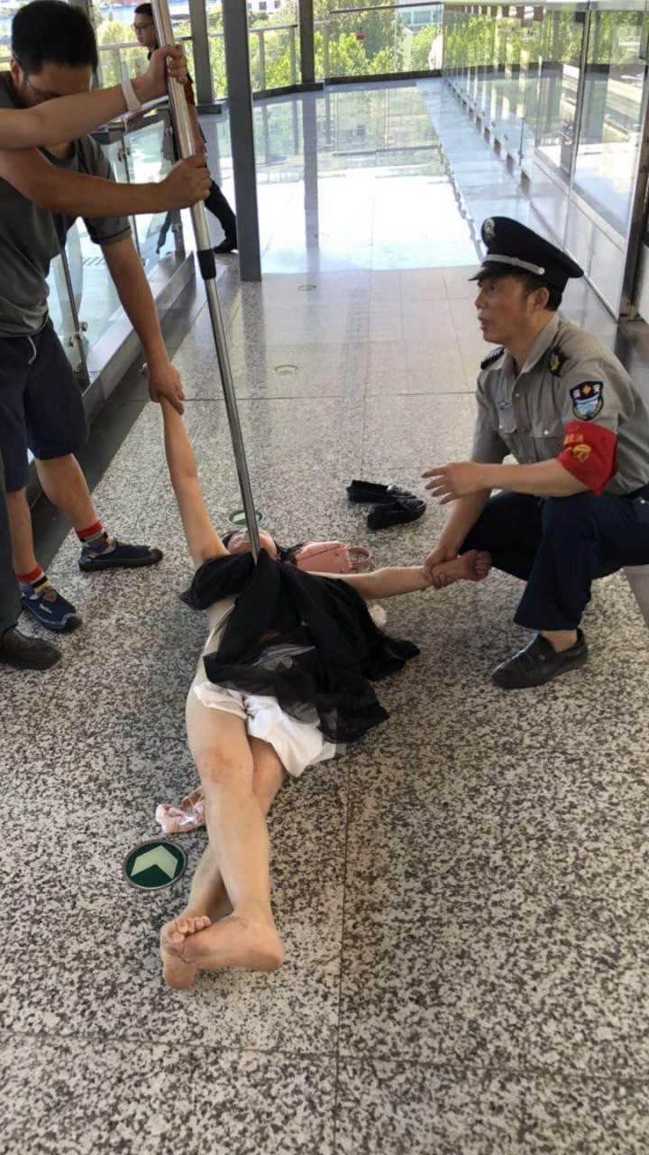 重庆轻轨3号线女咬人事件部分视频曝光