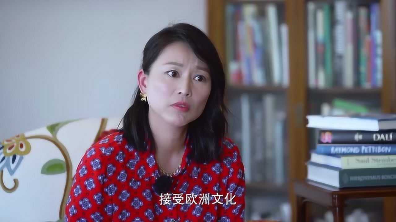 周轶君戴《纯真博物馆》女主同款耳坠 用流利英语与帕慕克交流