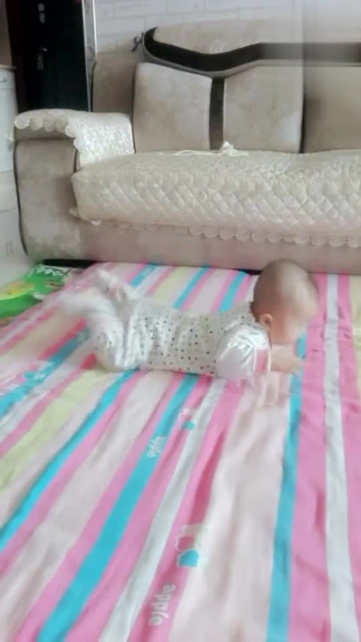 6个月宝宝做"俯卧撑",看到最后一幕,网友:这是要起飞的节奏