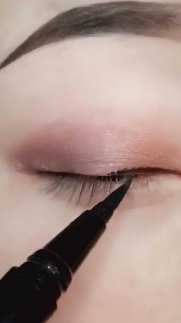 现在超流行的无辜眼线,重点在眼线往下画,打造韩系无辜眼妆