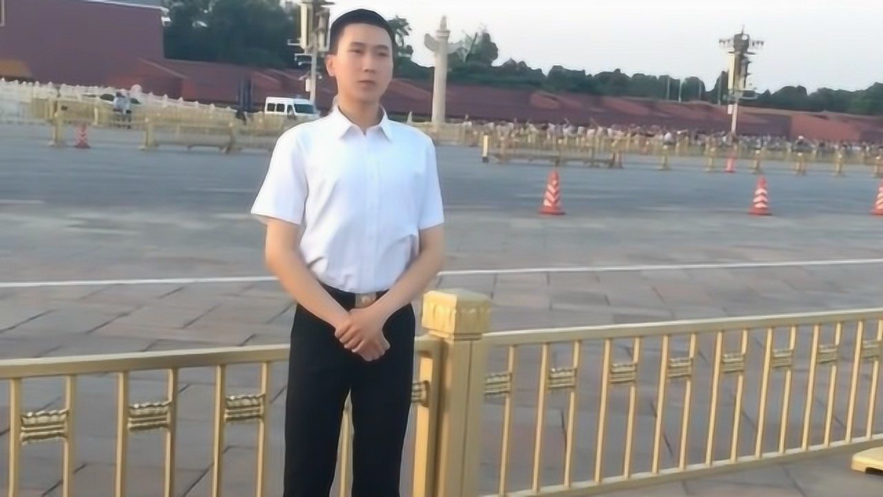 便衣军人在天安门广场上站岗不论站姿还是气势都很帅