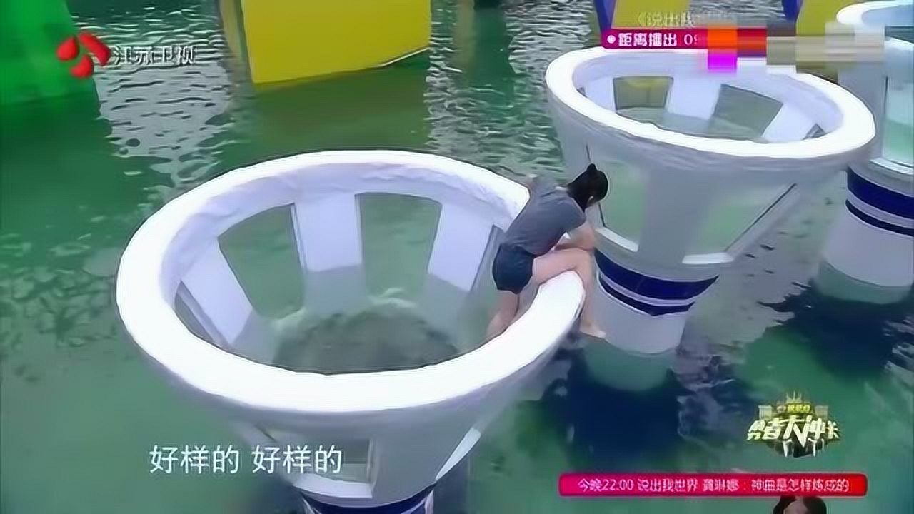 美女小姐姐闯关一半，脱鞋和袜子放弃_高清