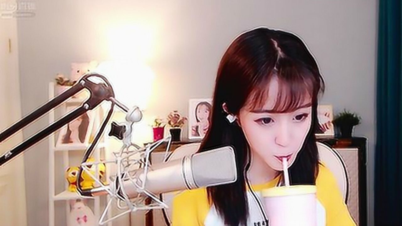 虎牙一姐莉哥因戏唱国歌被拘留5天被平台封杀可能要赔偿2亿