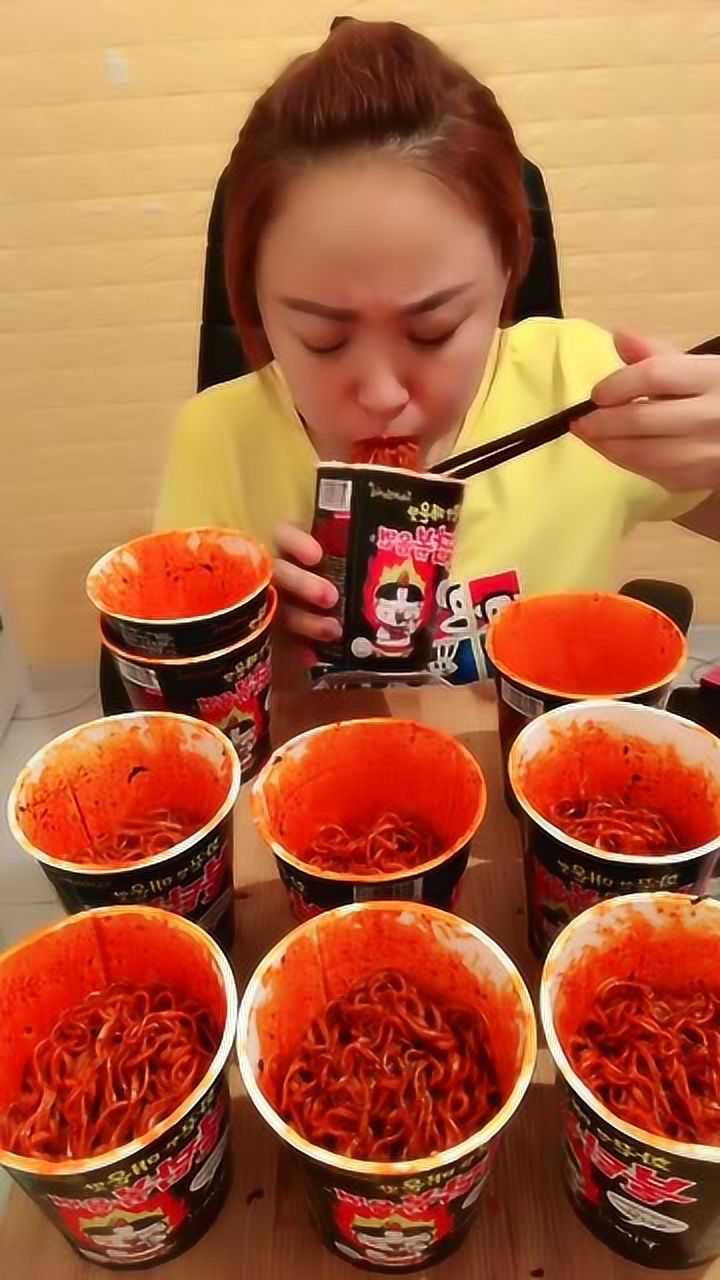 一个视频挑战爆辣火鸡面,吃起来就是过瘾,热啊