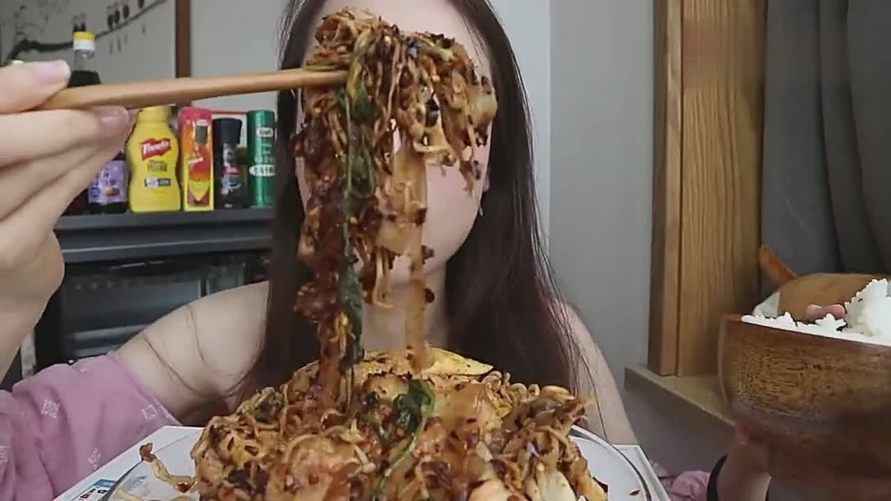 吃货哎呦阿尤大口吃麻辣拌满满的都是辣椒吃完阿尤受得了吗