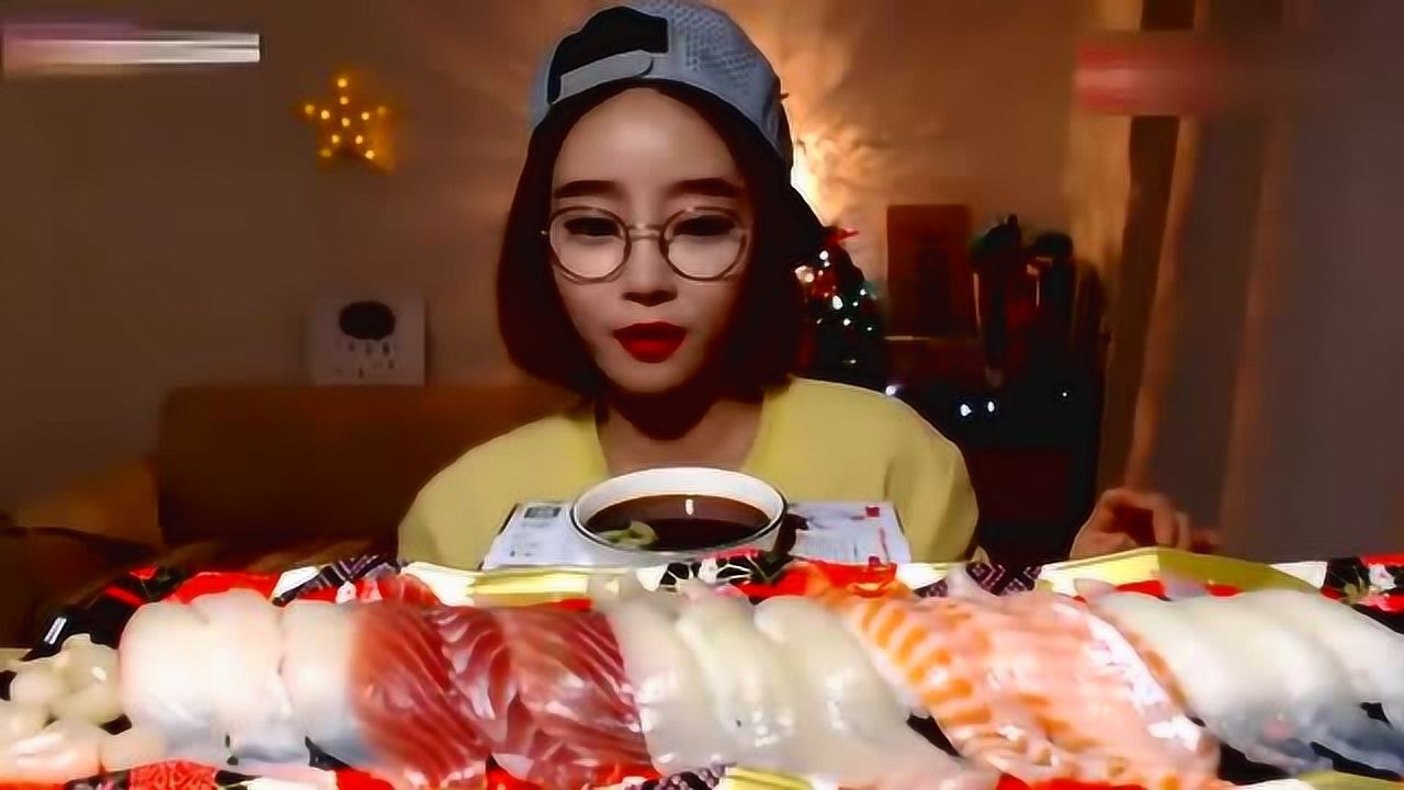 大胃王美女吃播吃三文鱼吞拿鱼寿司
