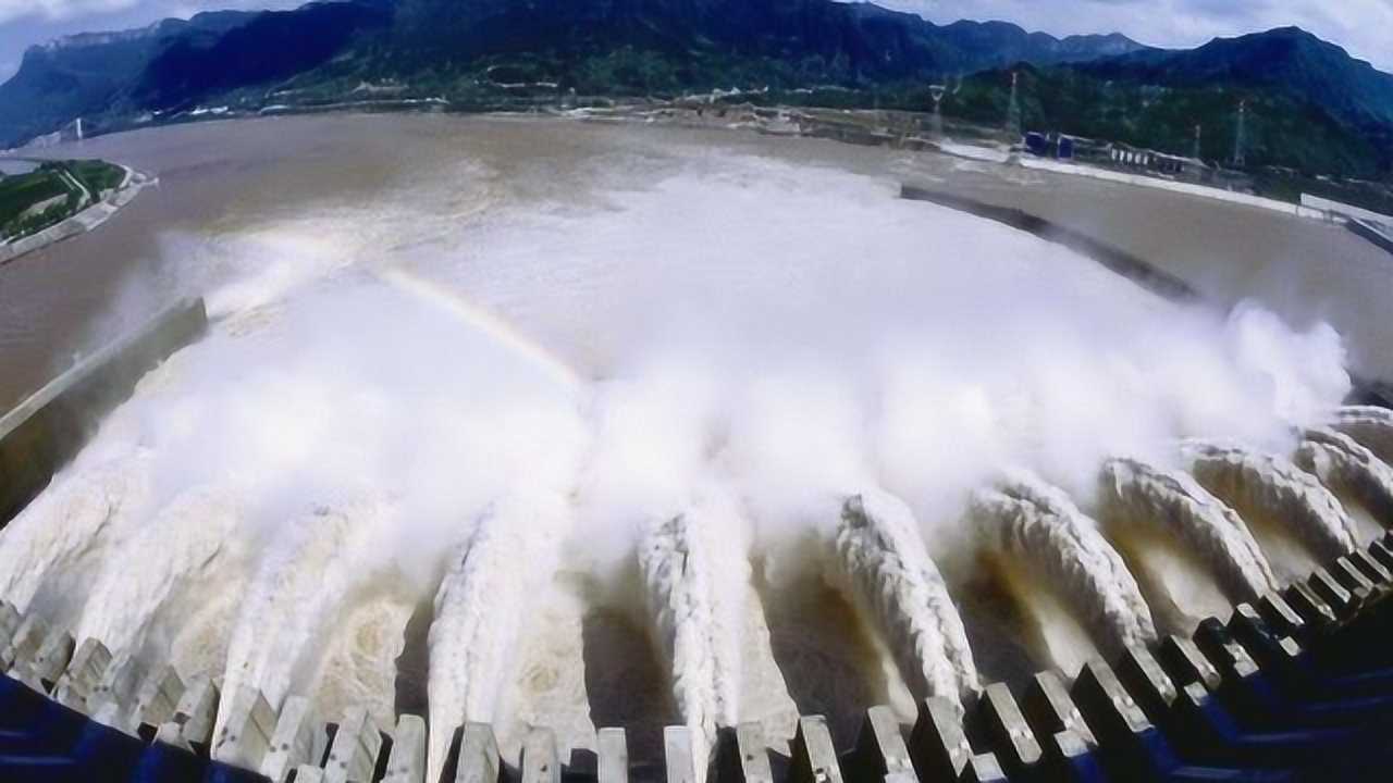 三峽大壩排水時為什麼一定要把水噴向天空呢看完真是大開眼界