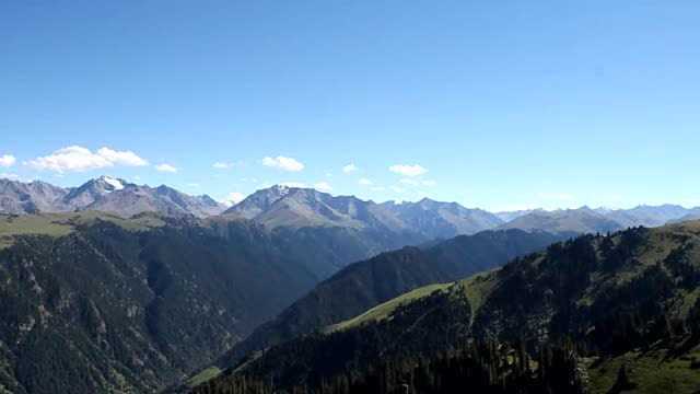 新疆阿海这才叫大美在云端草原吃羊腿广州的朋友被美到尖叫