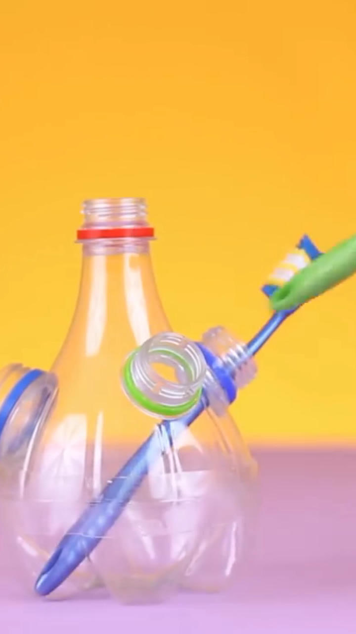 极客小发明:用破旧塑料瓶制作成牙膏存放器