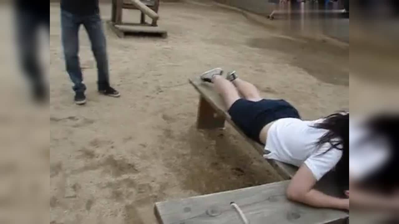 打屁股韩国封建刑罚实践教学女学生体验杖责被同学打板子