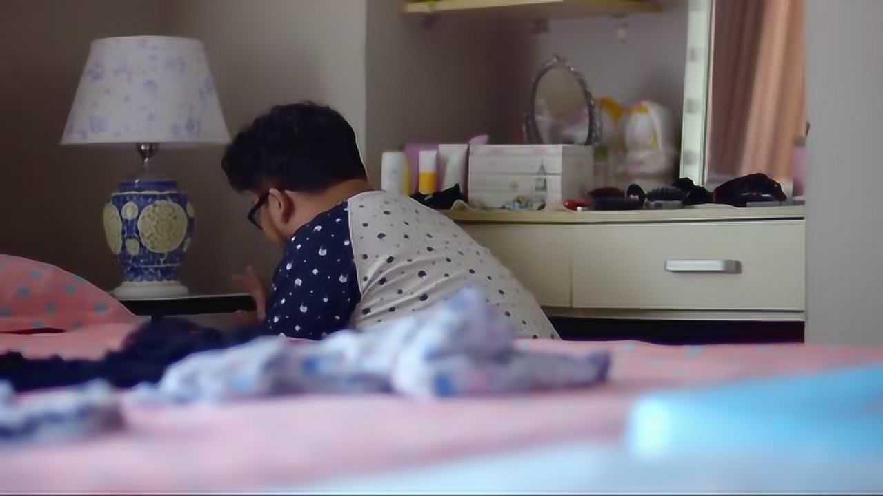 废柴兄弟张小蛟偷进杜小拉房间看见他们回来装做没事人